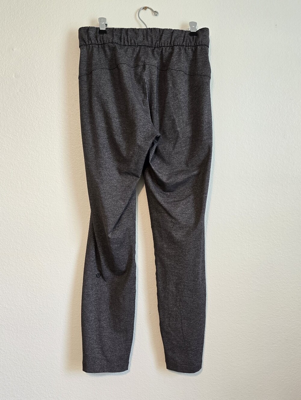 ♡ Lululemon On The Fly Grey Pants Luxtreme Sz 4 EUC - Picture 4 of 6